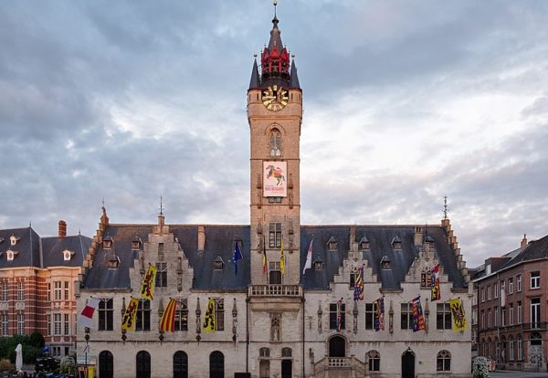 763px-Dendermonde_town_hall_and_belfry_during_golden_hour_(DSCF0501)